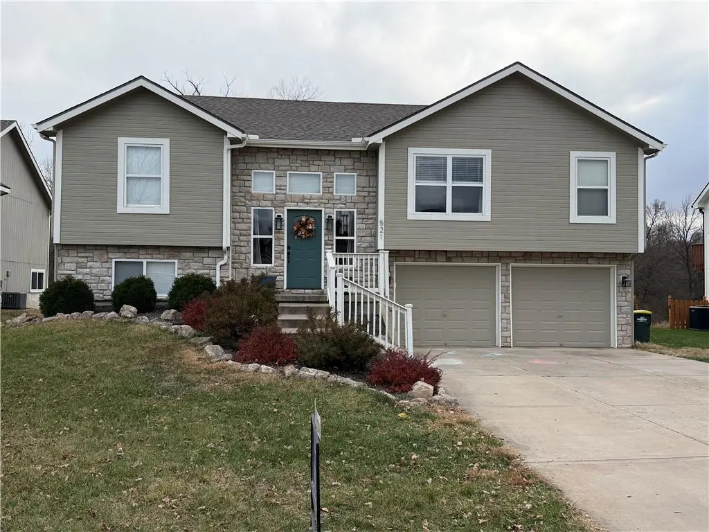 521 Hillbrook DR, Lansing, KS 66043