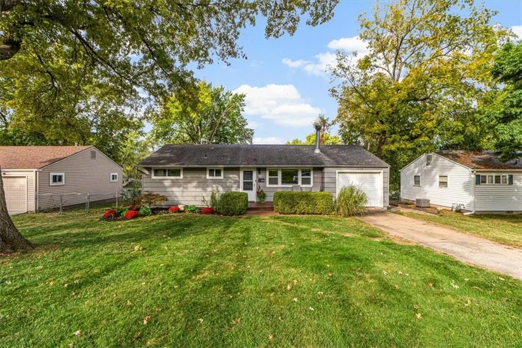 7828 Ash ST, Prairie Village, KS 66208