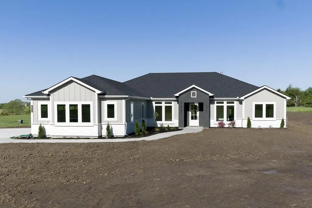 17965 235th ST, Tonganoxie, KS 66086