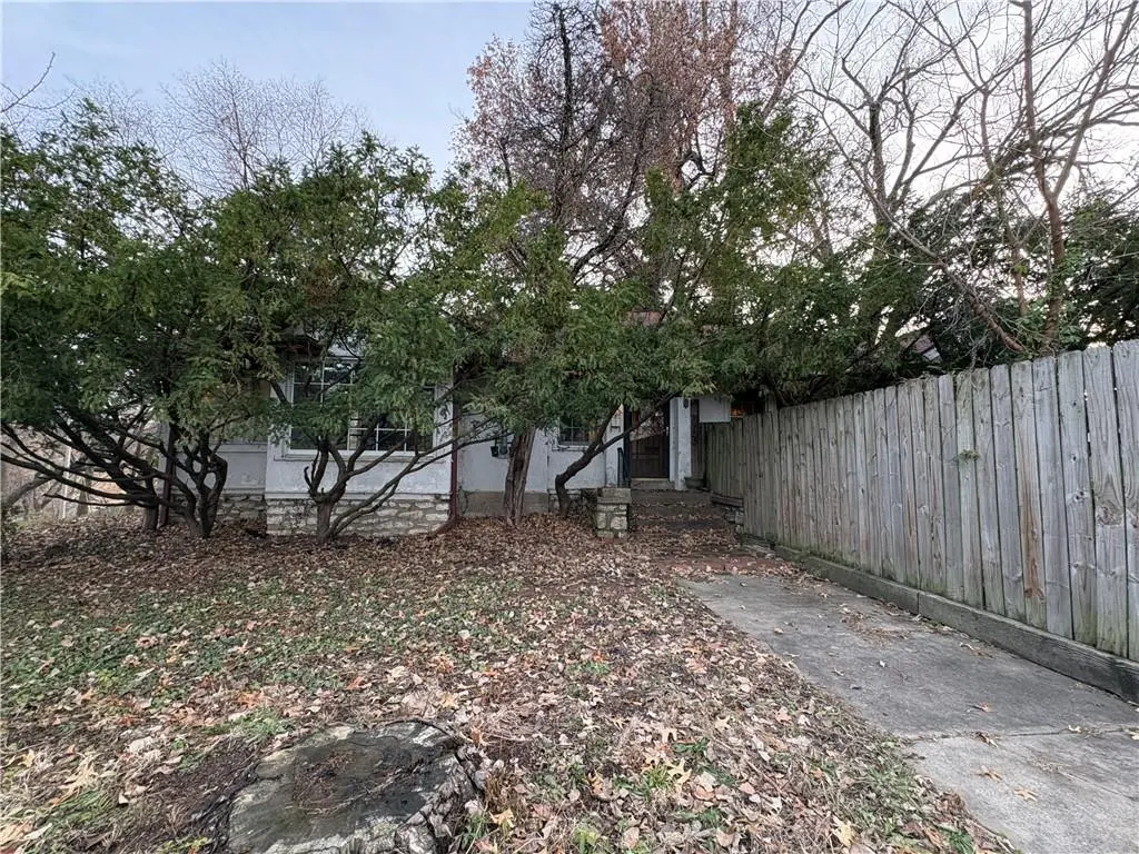 3700 E Roanoke DR, Kansas City, MO 64111