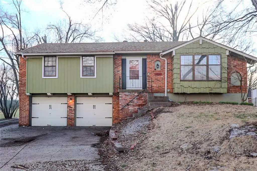 2912 NW Bedford CT, Blue Springs, MO 64015