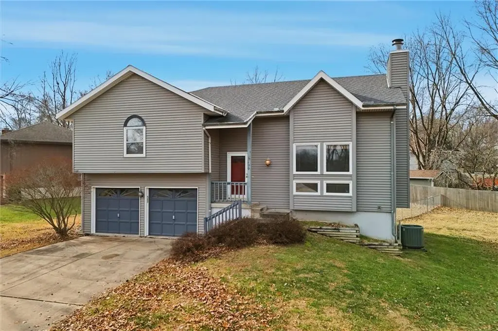 100 Lakeland DR, Smithville, MO 64089