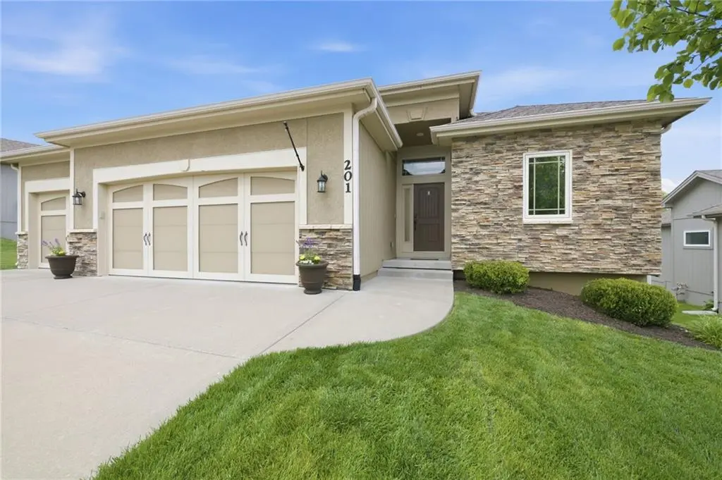 201 S Marimack DR, Kearney, MO 64060