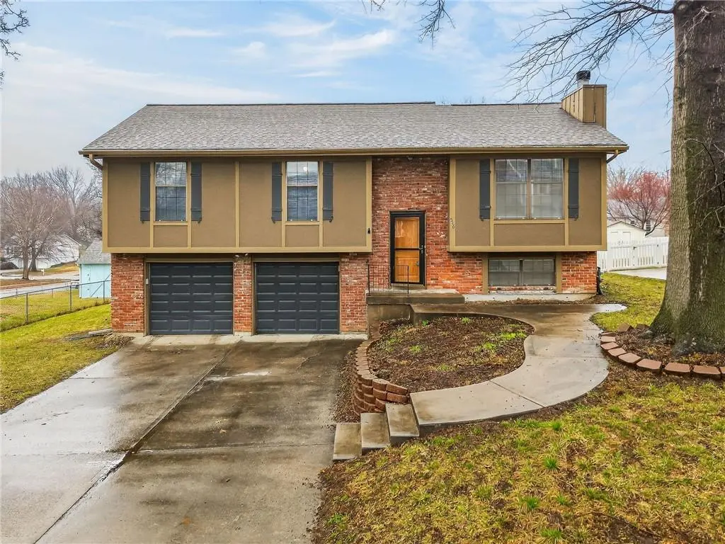 516 Sharon DR, Liberty, MO 64068
