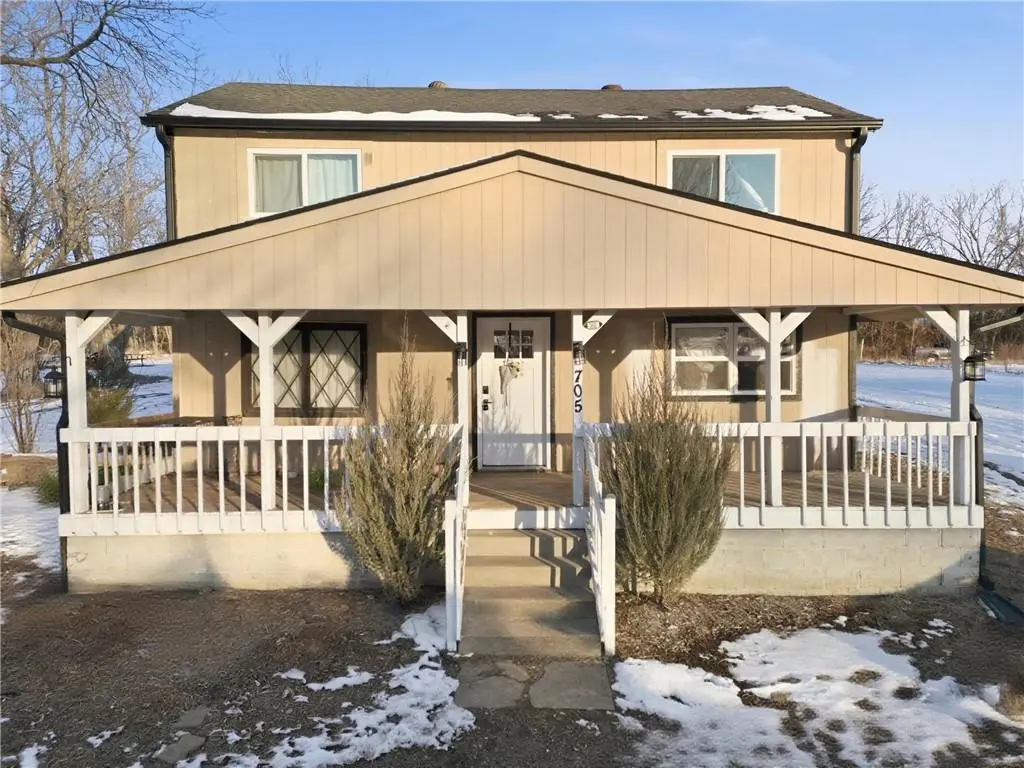 705 N 141st ST, Bonner Springs, KS 66012
