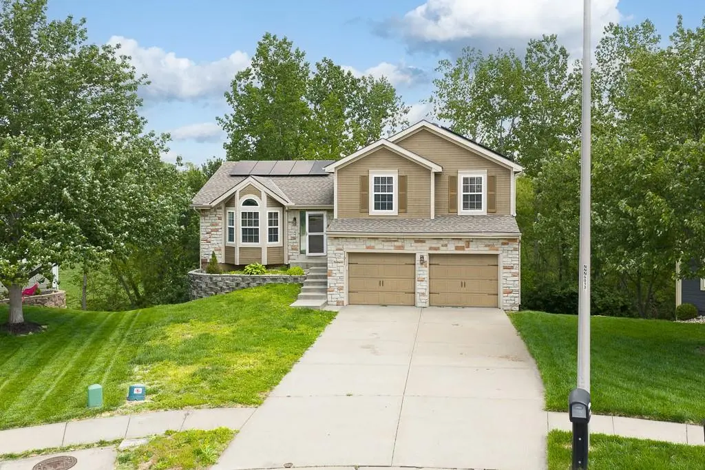 11911 N Charlotte ST, Kansas City, MO 64155