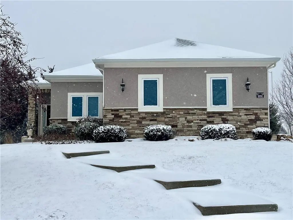 9891 Garden ST, Lenexa, KS 66227