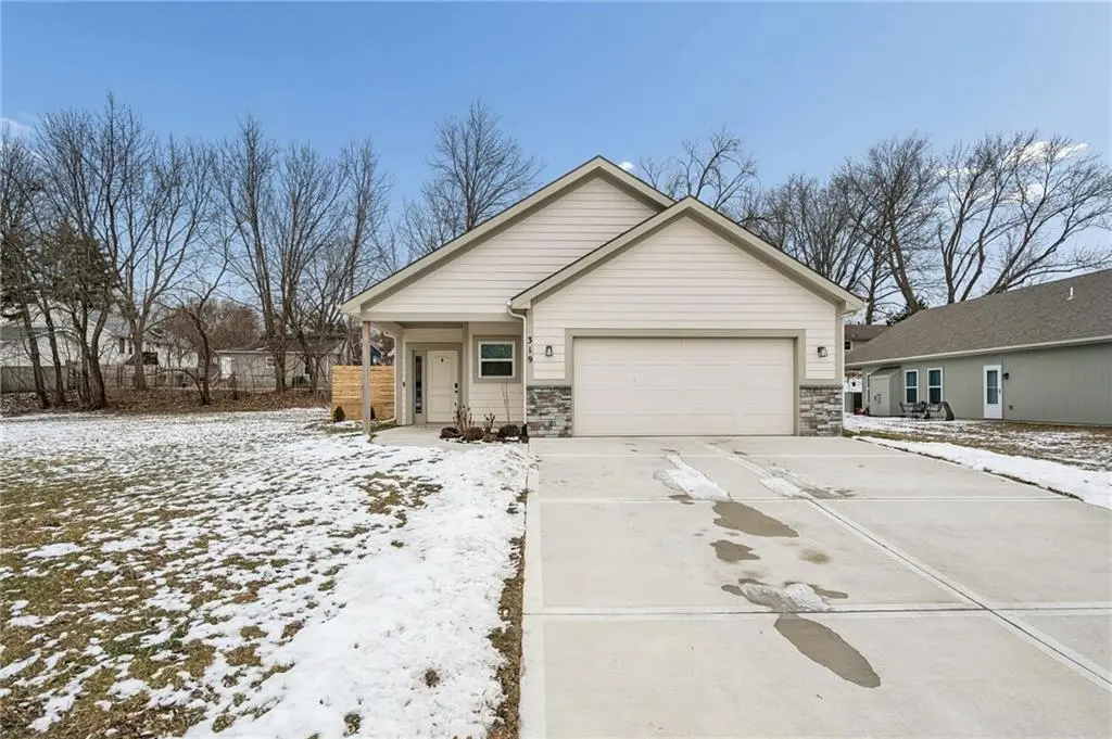 319 E Meadow ST, Smithville, MO 64089