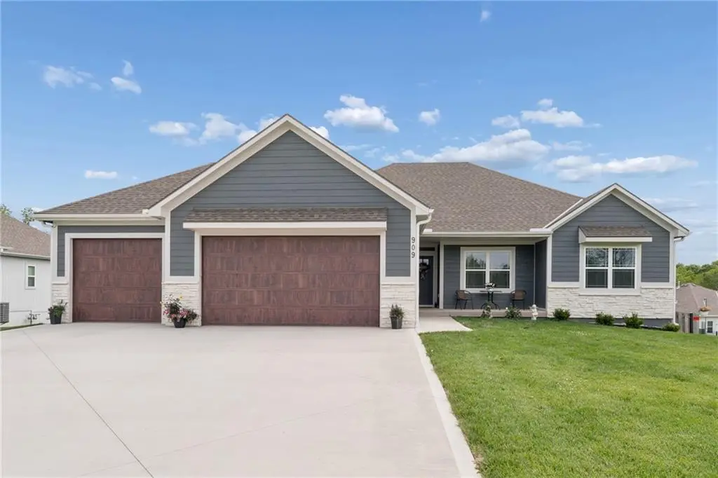909 Captain Merriman DR, Freeman, MO 64746