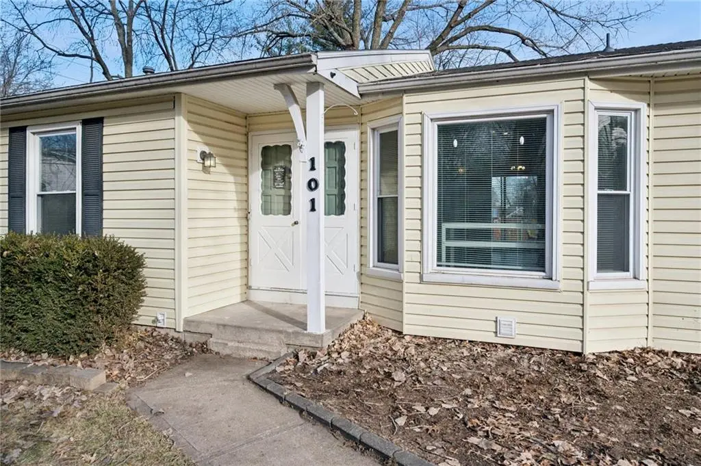 101 SE BRENTWOOD DR, Lee's Summit, MO 64063