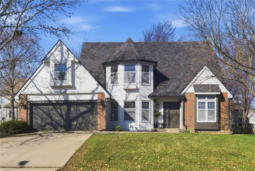 13810 Pembroke LN, Leawood, KS 66224
