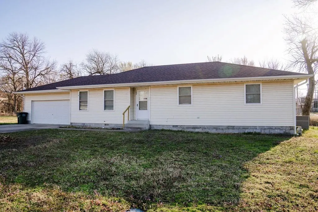 102 Steuben CT, Erie, KS 66733