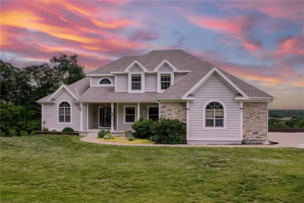 17384 Blue Moon LN, Tonganoxie, KS 66086