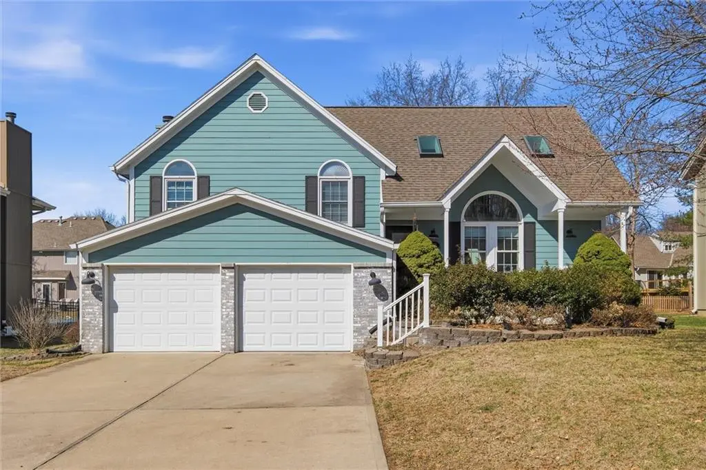 4070 SW Camelot DR, Lee's Summit, MO 64082