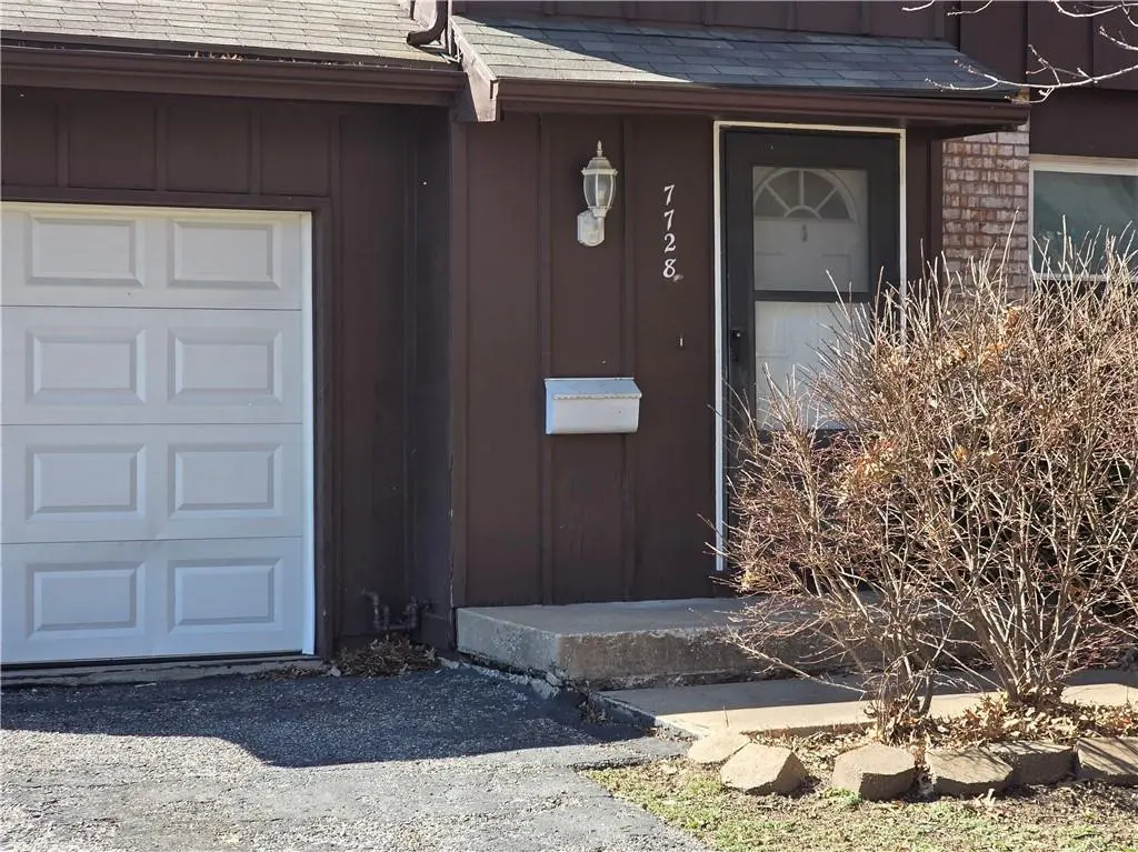7728 Kessler LN, Overland Park, KS 66204