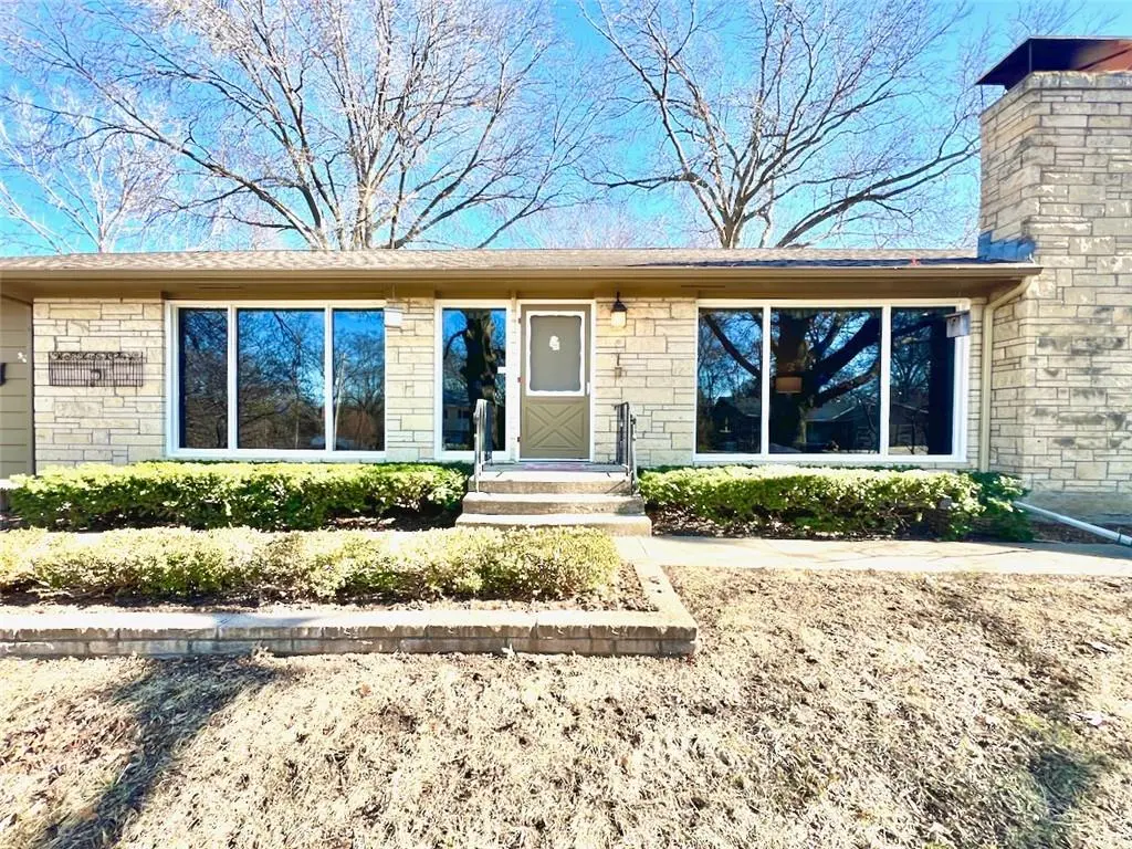1348 Engel RD, Lawrence, KS 66044