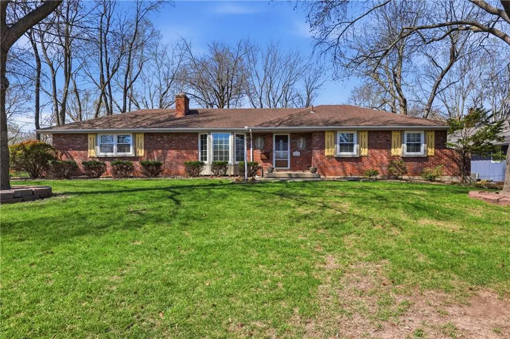 6828 Lakeshore DR, Raytown, MO 64133