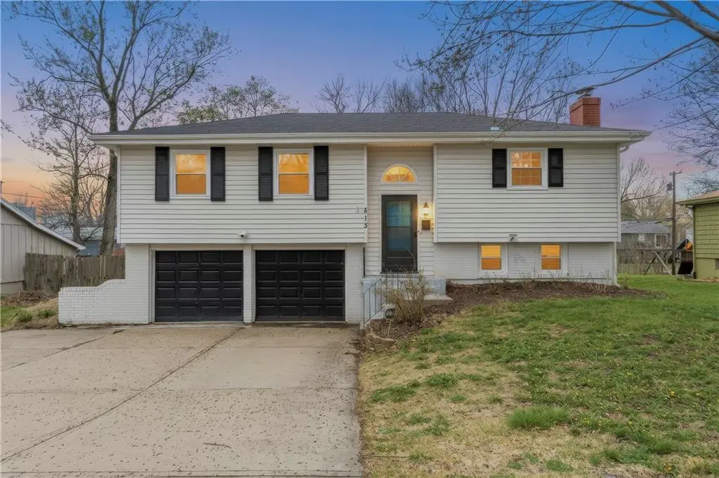 513 N Walker LN, Olathe, KS 66061
