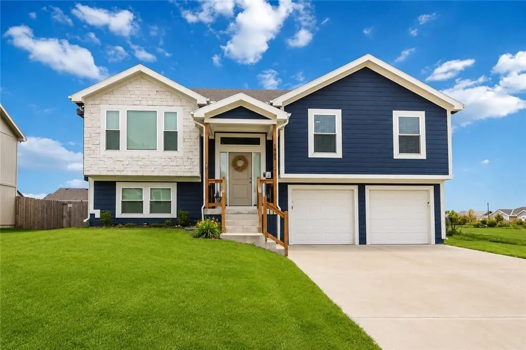 1905 Eagle DR, Harrisonville, MO 64701