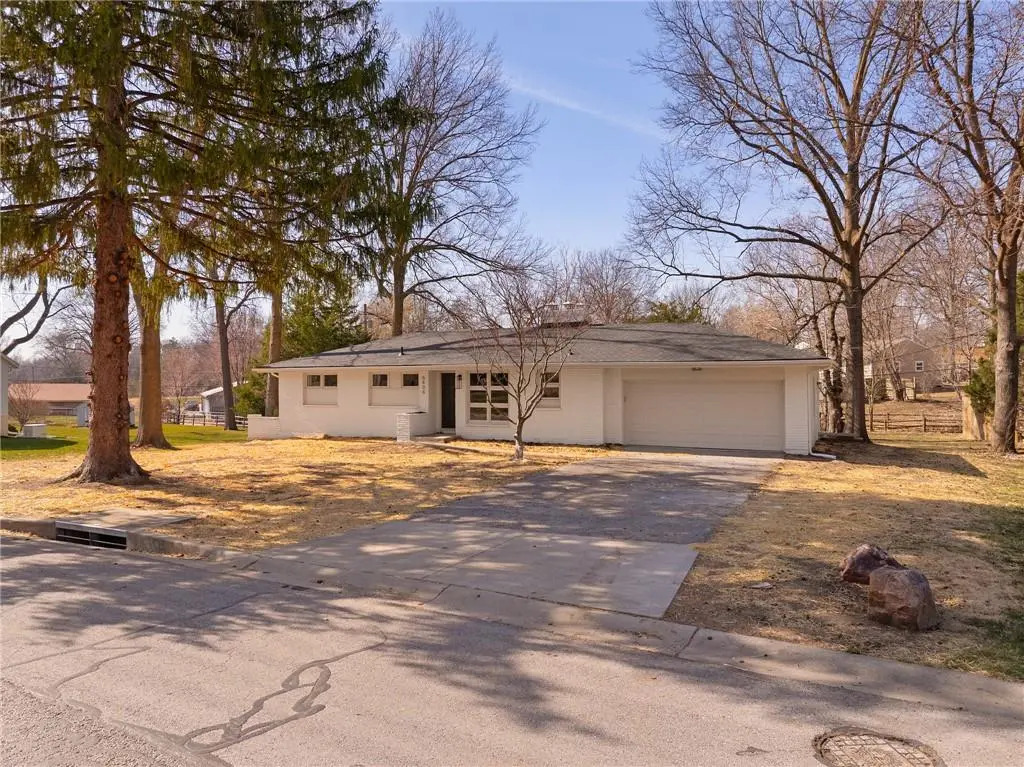 5406 Lucille LN, Shawnee, KS 66203