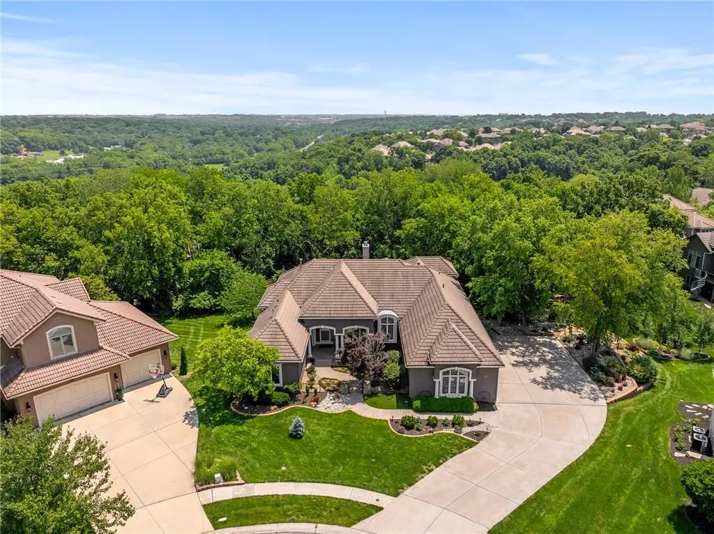 8709 Pine ST, Lenexa, KS 66220
