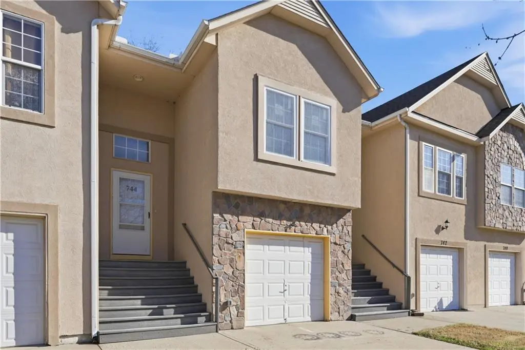 744 Woodson LN, Gardner, KS 66030