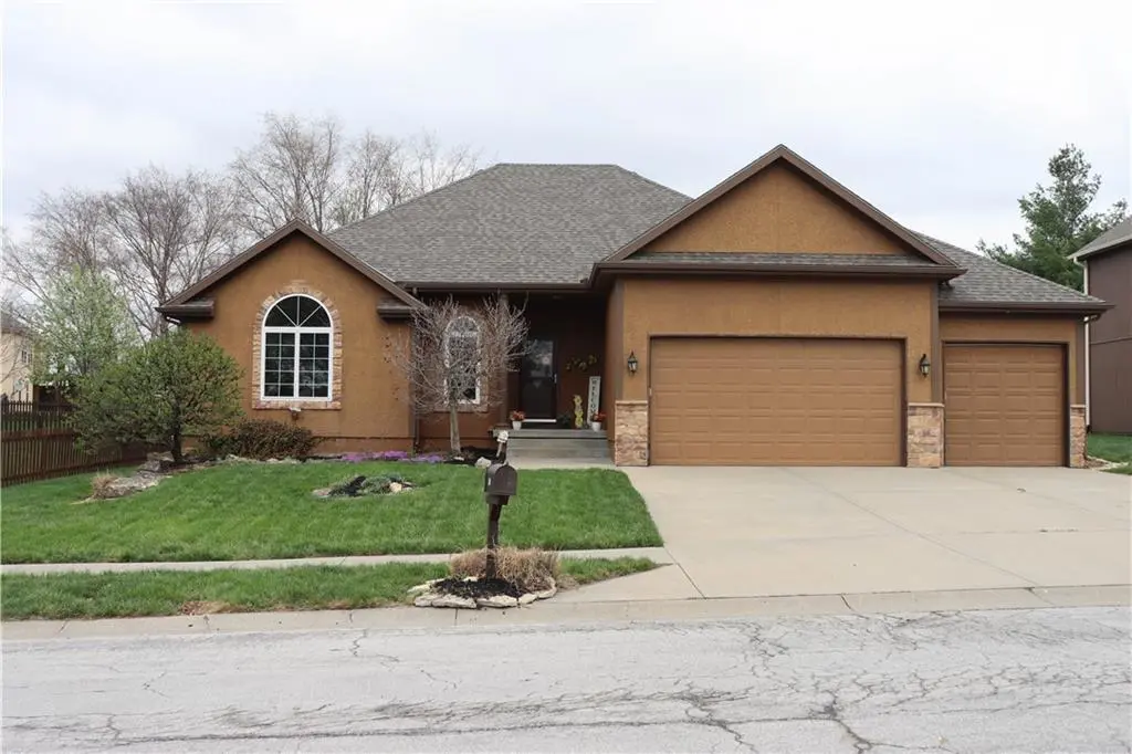 915 Englewood DR, Kearney, MO 64060