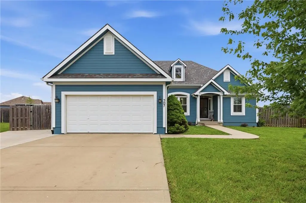 907 Hemlock ST, Paola, KS 66071