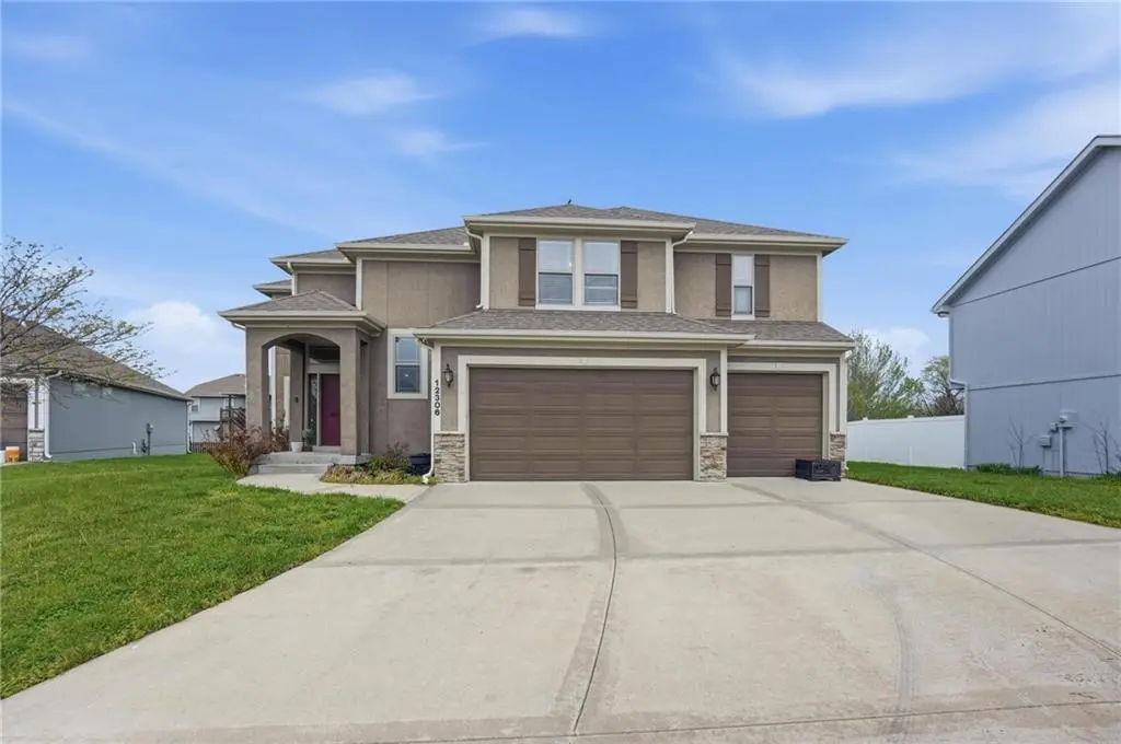 12306 Burr Oak CIR, Peculiar, MO 64078
