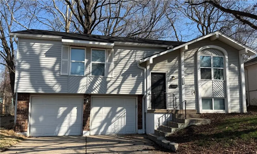 8004 E 120th ST, Grandview, MO 64030
