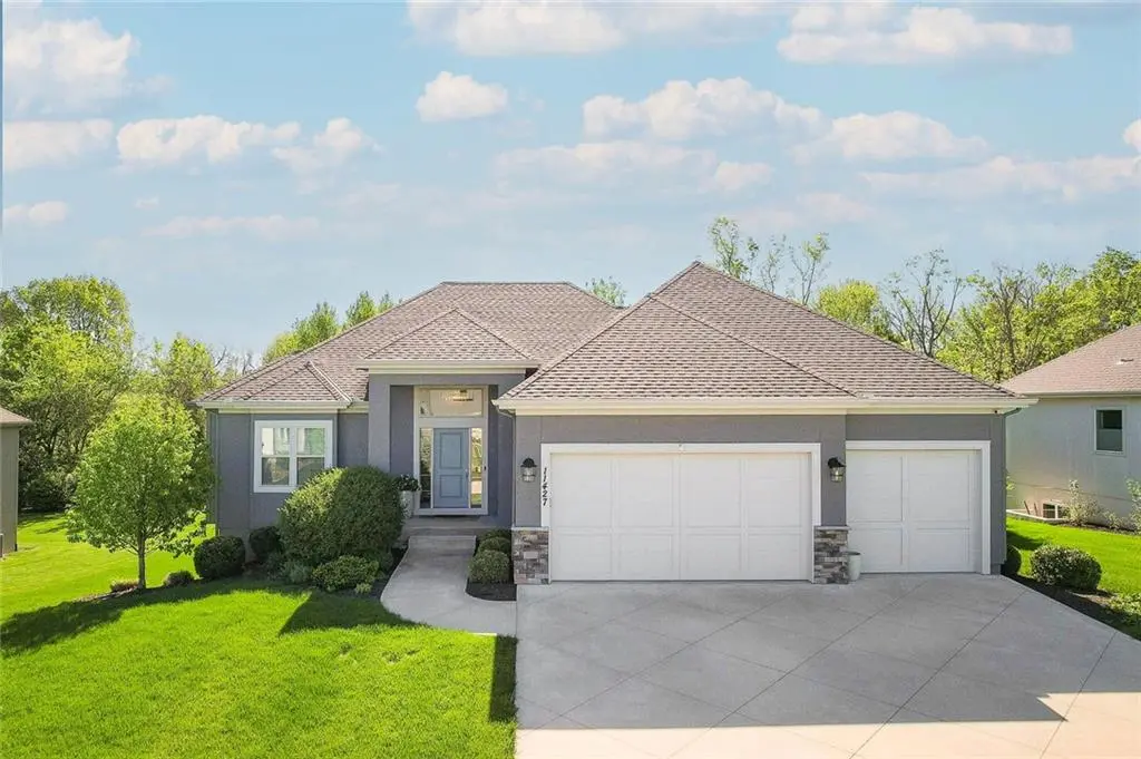 11427 S Redbud LN, Olathe, KS 66061