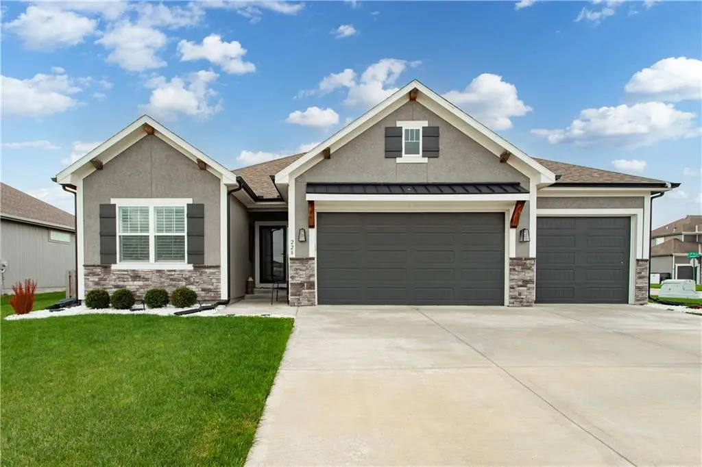 228 SW Davenport DR, Blue Springs, MO 64014