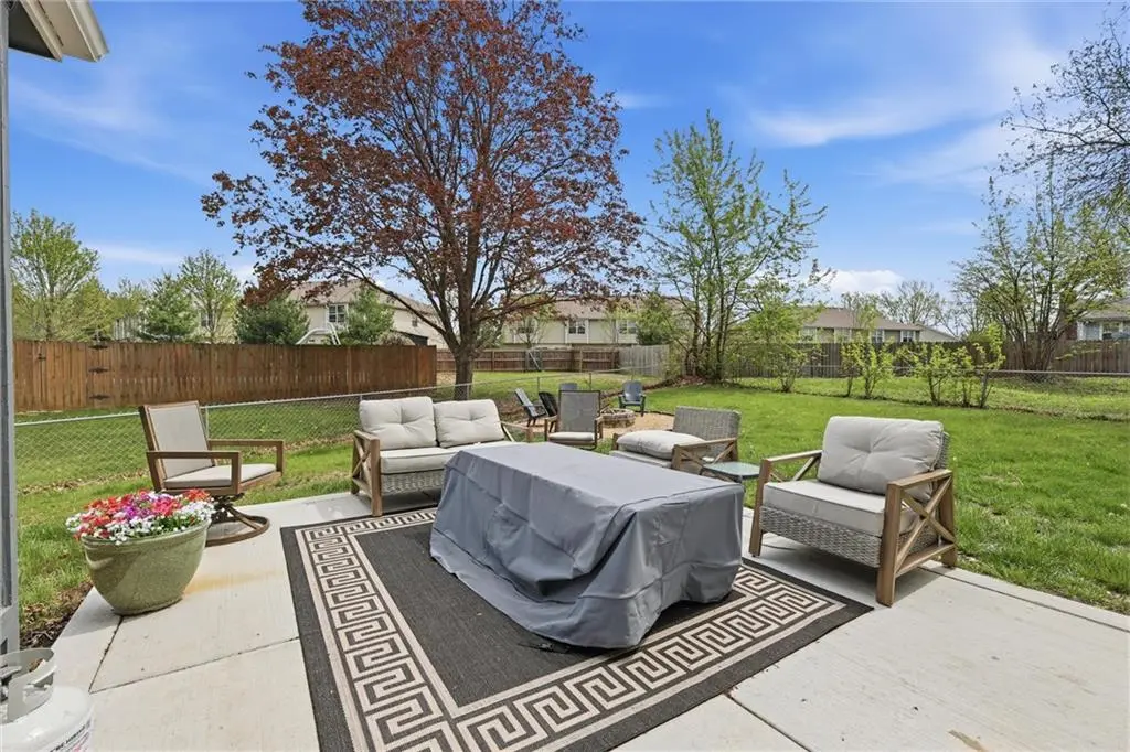 1008 SW Hiawatha DR, Blue Springs, MO 64015
