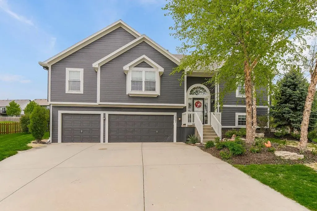 1307 Honeysuckle CT, Liberty, MO 64068