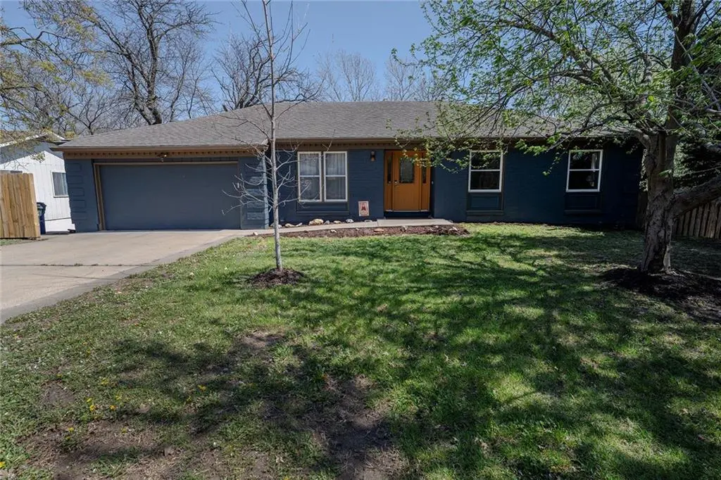 924 Holiday DR, Lawrence, KS 66049