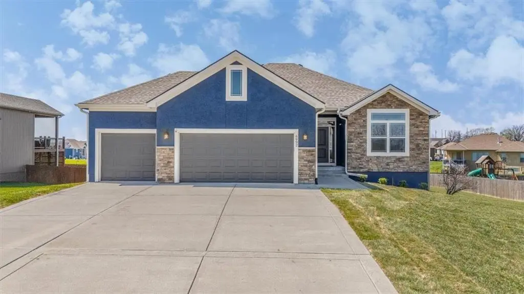 6992 141st ST, Basehor, KS 66007