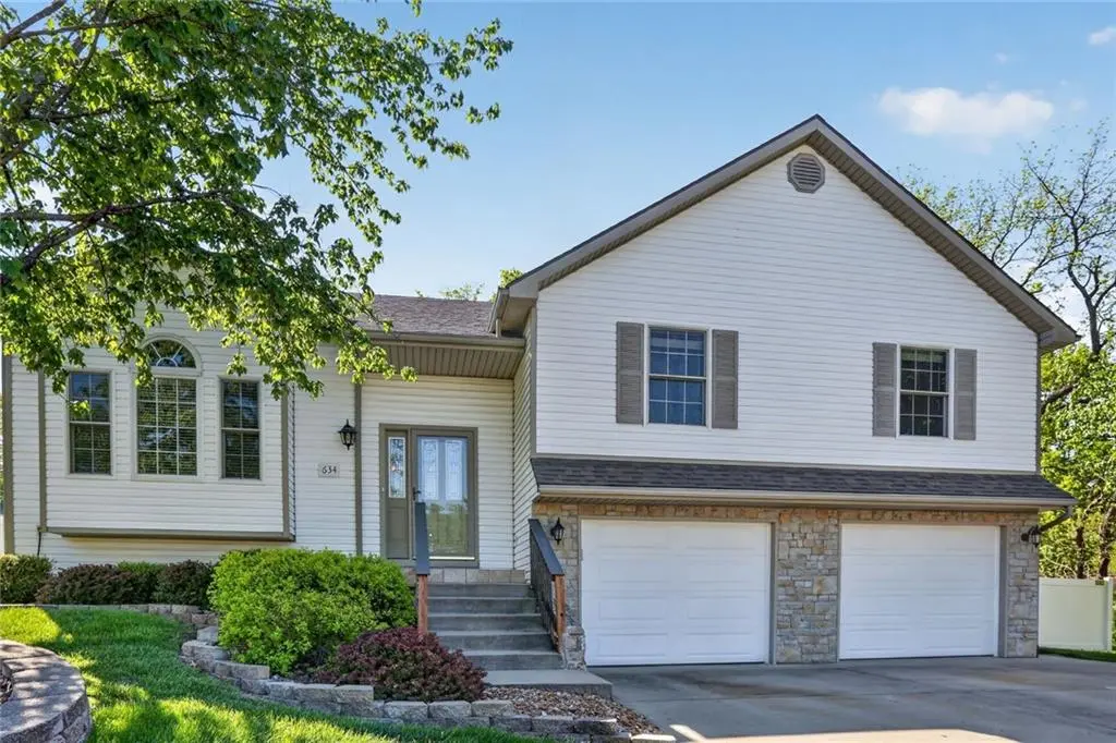 634 Hillcrest CIR, Lansing, KS 66043