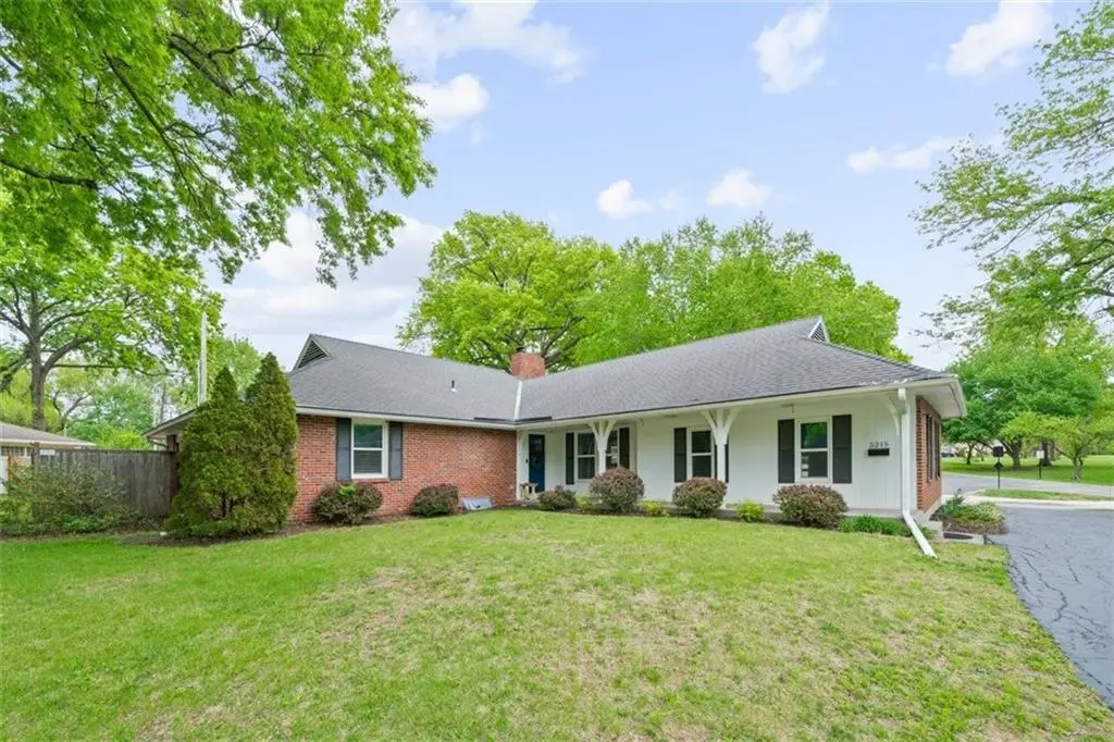 5215 Pawnee DR, Roeland Park, KS 66205