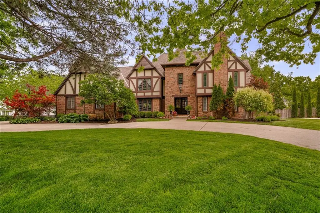 8525 Briar LN, Prairie Village, KS 66207