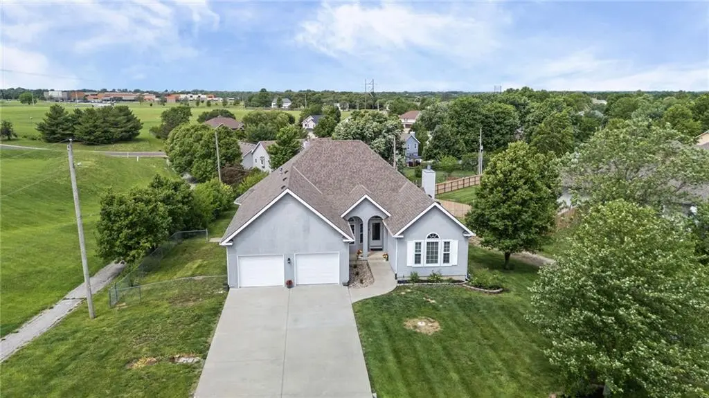 17603 157th ST, Basehor, KS 66007