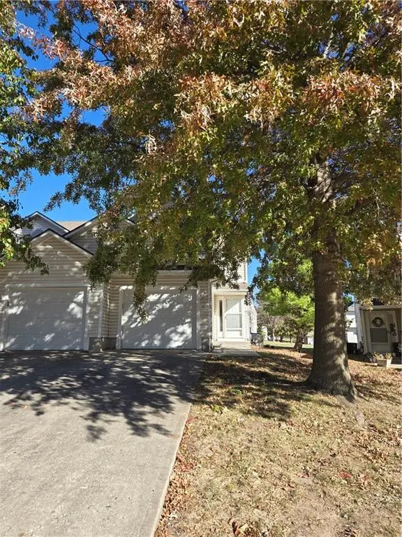 1327 SE Broadway CIR, Lee's Summit, MO 64081