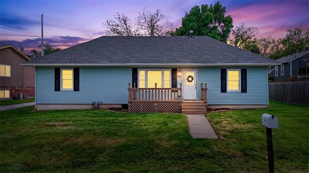 506 E 1st ST, Tonganoxie, KS 66086