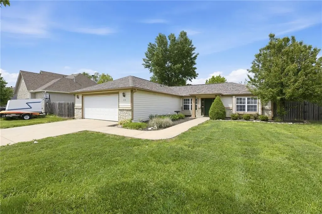 218 Hillside DR, Baldwin City, KS 66006
