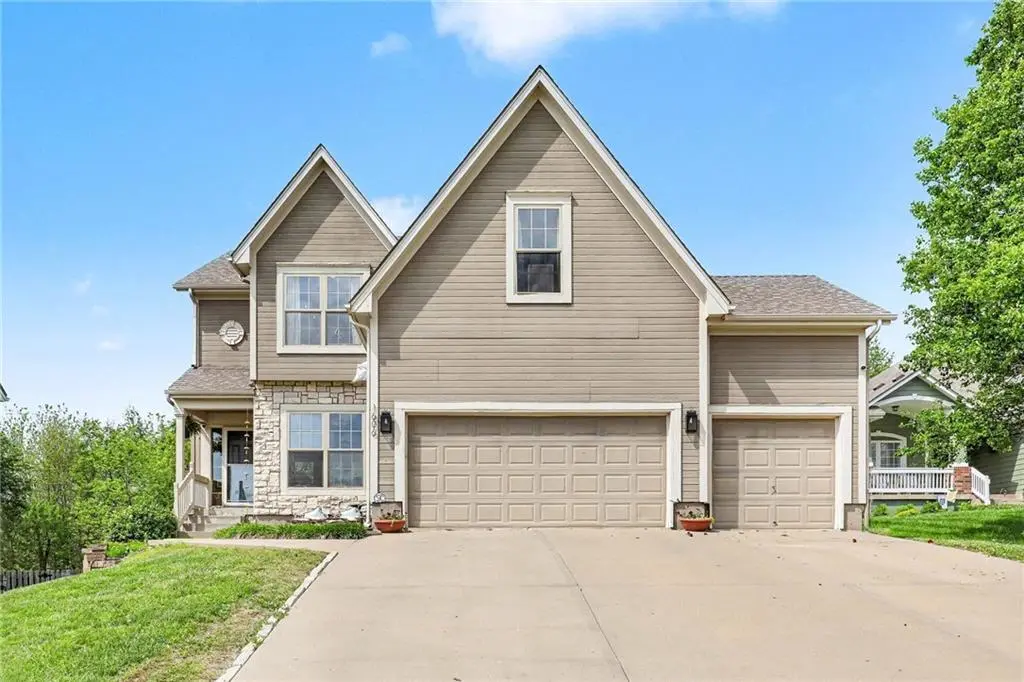 1606 Curtis DR, Greenwood, MO 64034