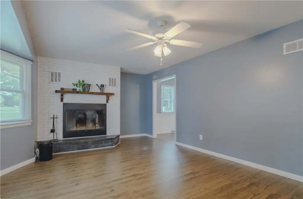 711 Kristi LN, Urich, MO 64788