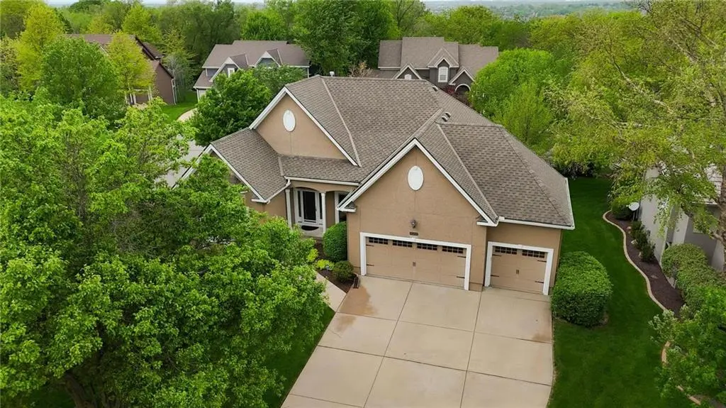 16058 Cambridge CIR, Stilwell, KS 66085