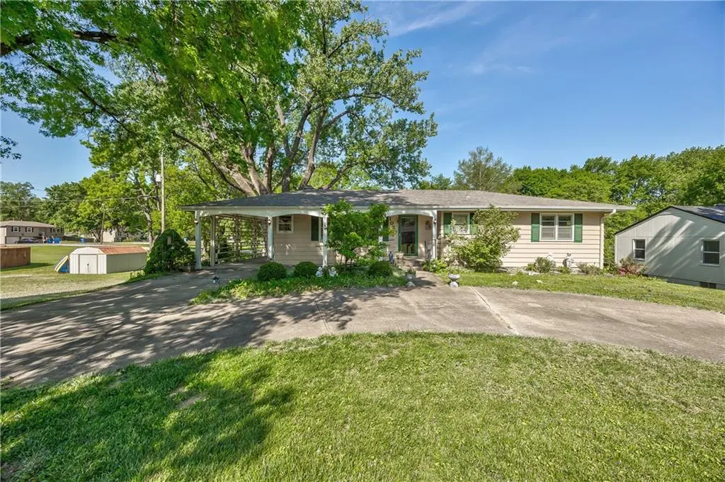1020 S Delaware ST, Tonganoxie, KS 66086