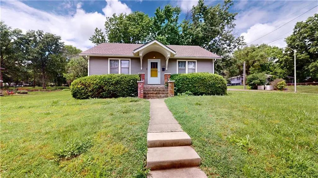 6100 Long AVE, Shawnee, KS 66216