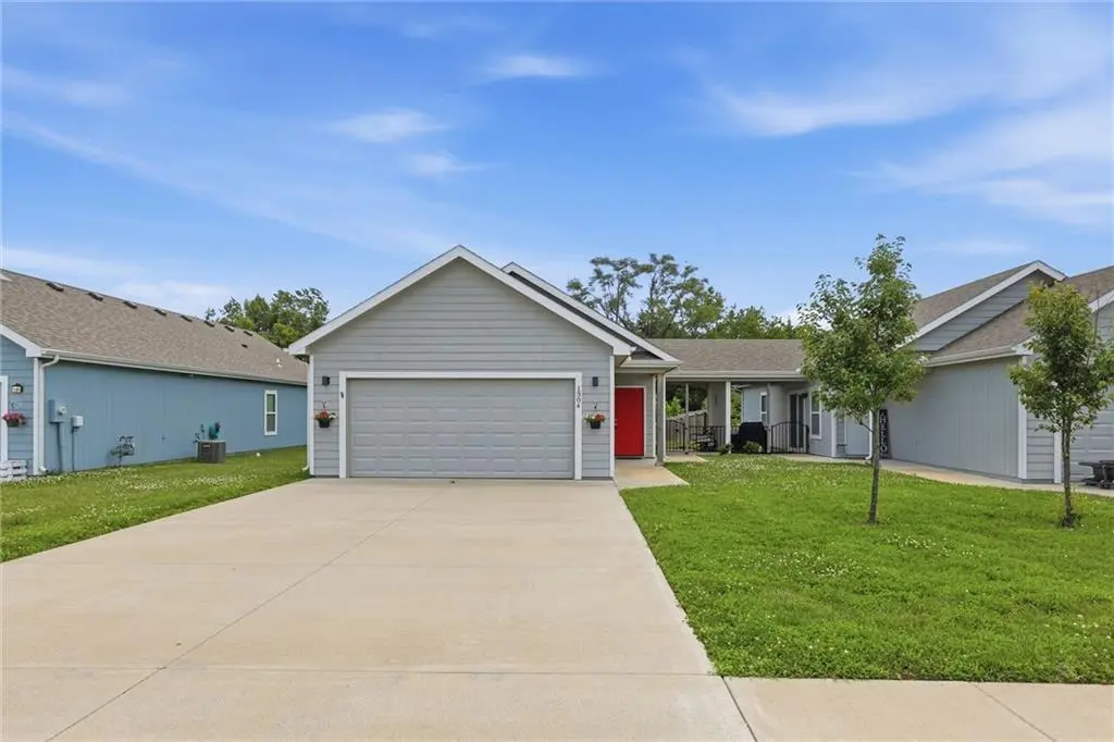 1304 E Joles DR, Tonganoxie, KS 66086
