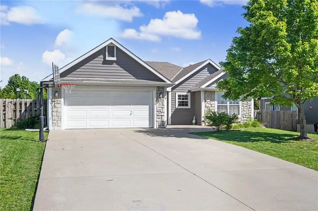 928 Bluestem DR, Baldwin City, KS 66006